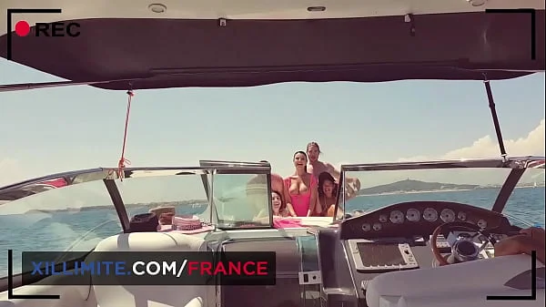 Sex on the yacht with curvy cougar