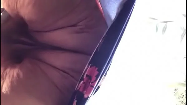 Oma harige kut onder jurk