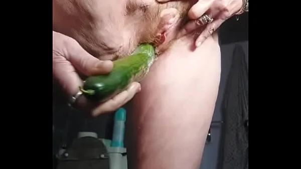 Oma neukt harige kut met komkommer