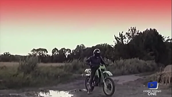 Julia Channel, belle brunette aux gros seins baisée en voiture