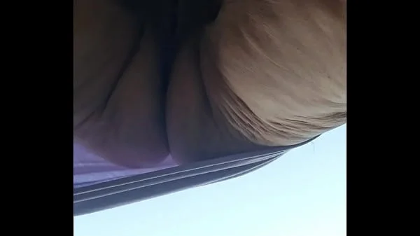 Oma zonder slipje harige kut