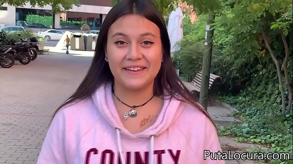 Una inocente jovencita se deja follar por dinero