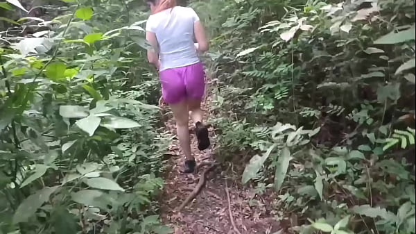 Me follo a desconocida con el acuerdo de ayudarla a salí del bosque