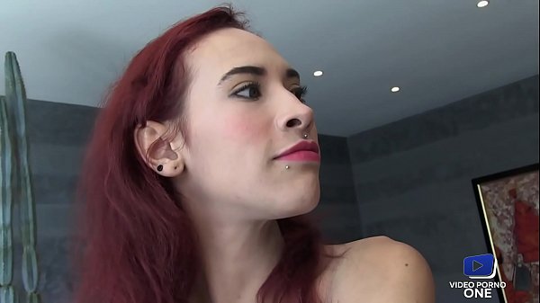 Deux salopes excitées s'amusent chez leur client